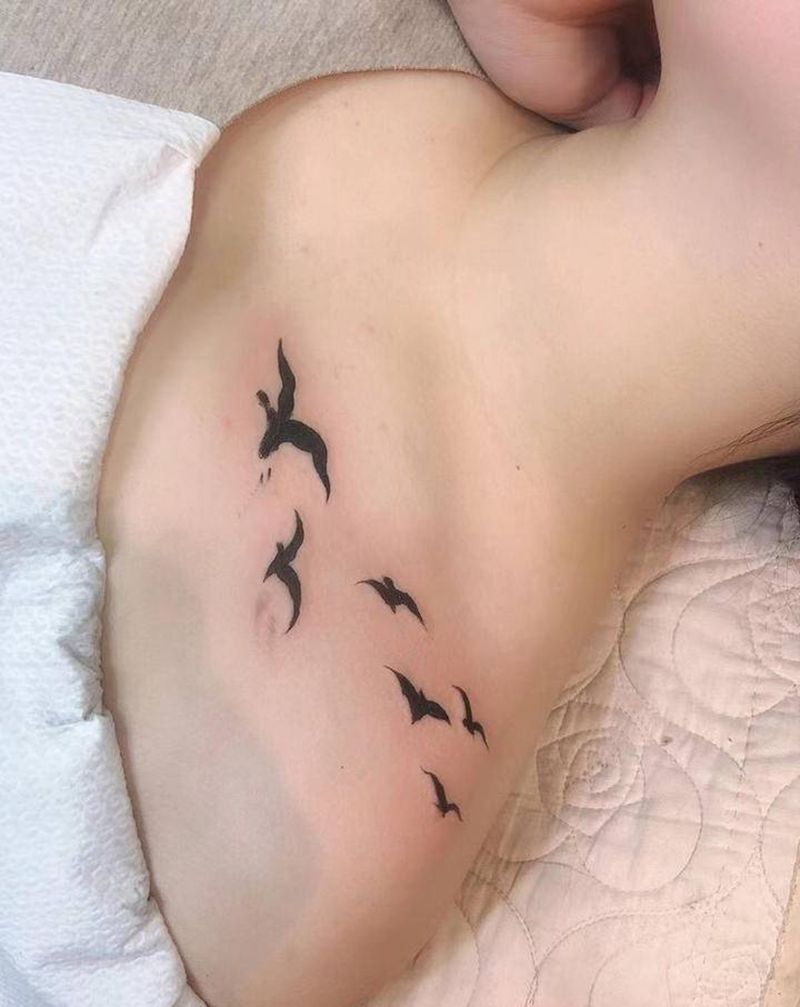 燕子图腾纹身图片_肩部图腾燕子纹身图案