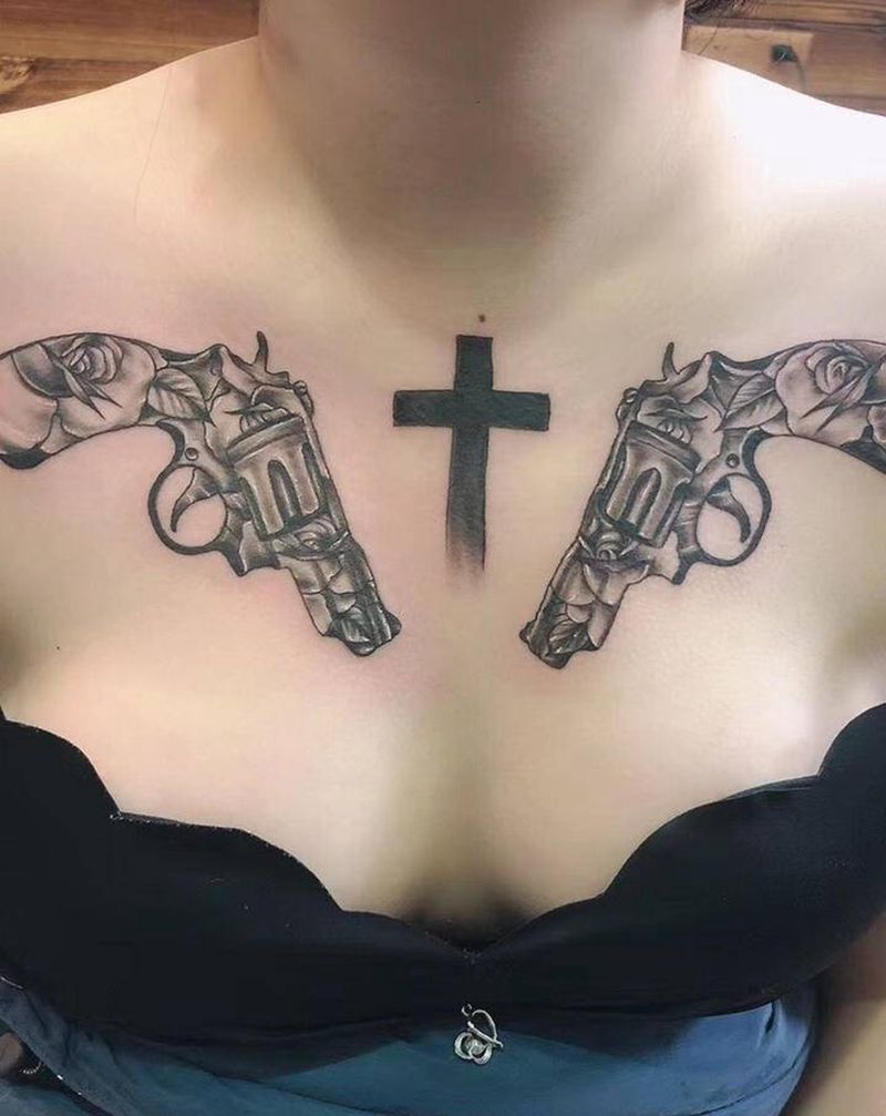 手枪十字架花胸纹身图片_胸部几何点刺手枪花胸十字架纹身图案