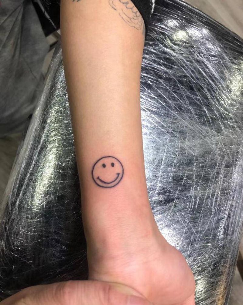 笑脸纹身图片_手臂几何点刺笑脸纹身图案