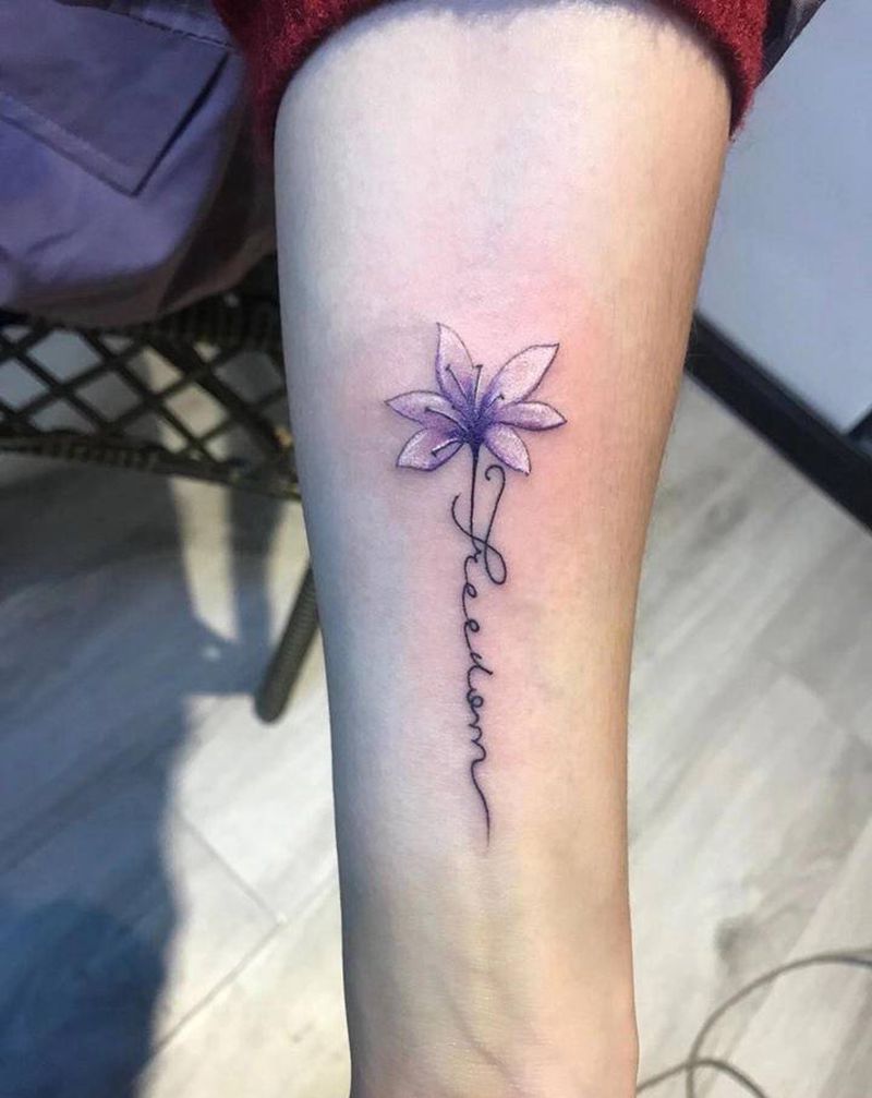 字母百合花纹身图片_手臂水彩水墨百合花纹身图案