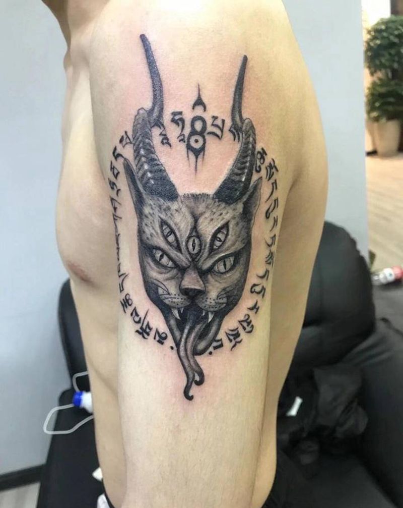 猫鹿纹身图片_手臂欧美写实猫鹿纹身图案