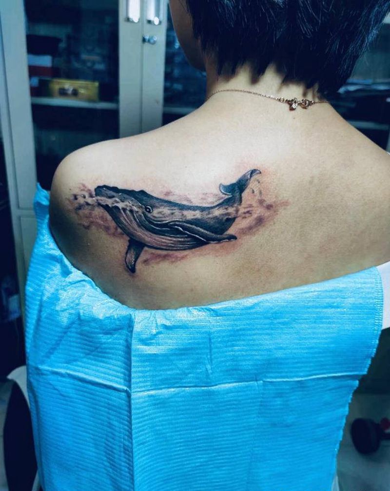 鲸鱼纹身纹身图片_背部水墨水彩鲸鱼纹身图案