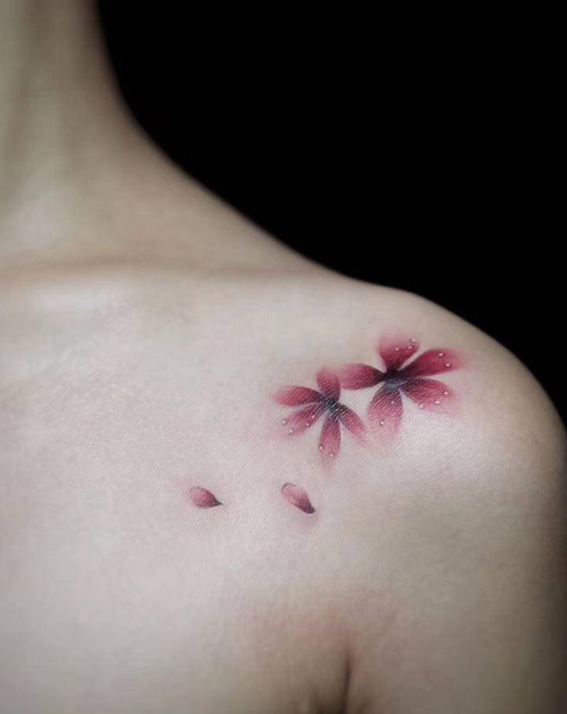 樱花纹身图片_肩部水墨水彩樱花纹身图案