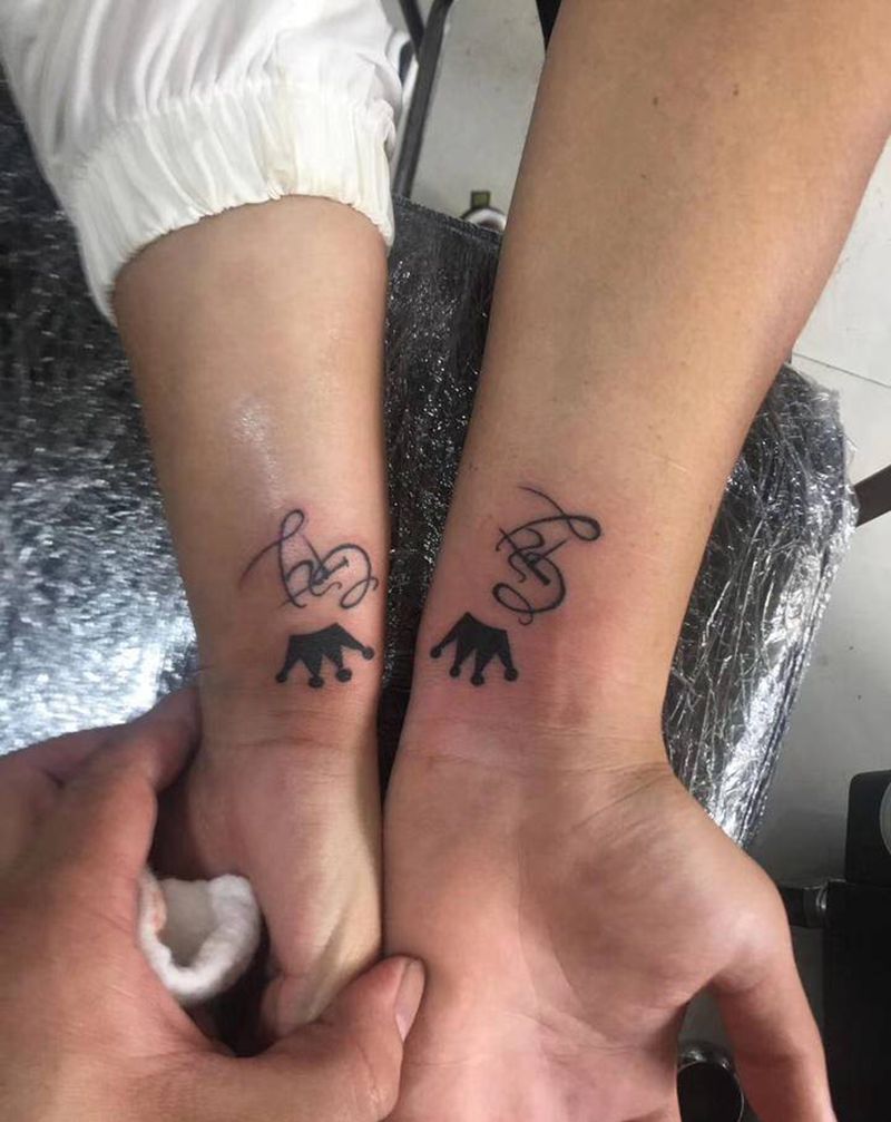 皇冠字母纹身图片_手臂几何水墨皇冠字母纹身图案