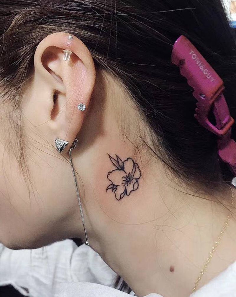 耳后樱花纹身图片_颈部水彩水墨耳后樱花纹身图案