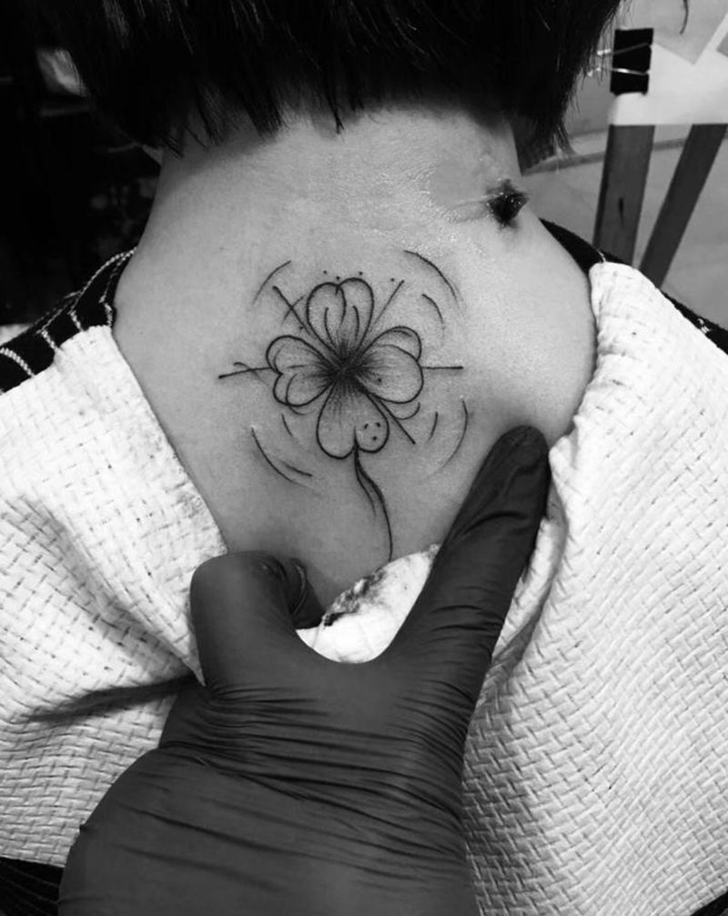 四叶草纹身图片_手臂几何四叶草纹身图案