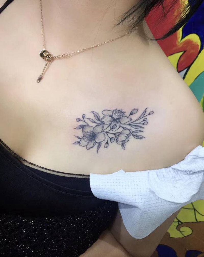 素花纹身图片_胸部点刺素花纹身图案