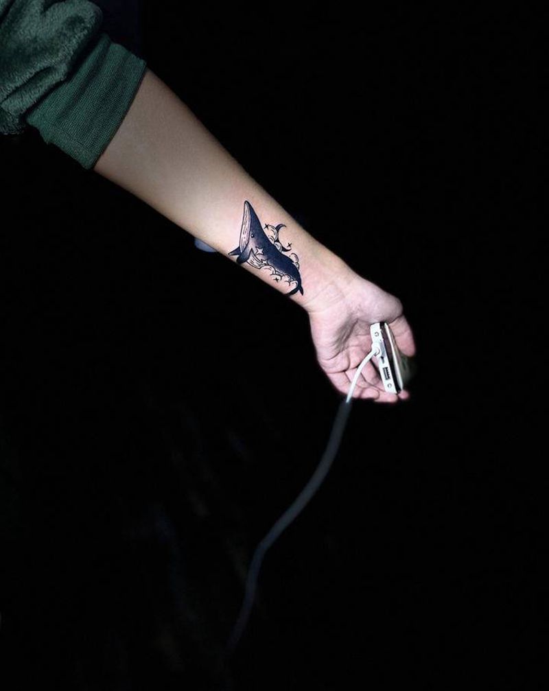 鲸鱼纹身海浪纹身图片_手臂Old SchoolNew School鲸鱼海浪纹身图案