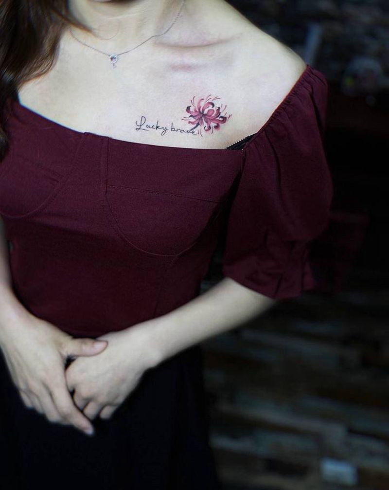 花体字彼岸花纹身图片_胸部水墨花体字彼岸花纹身图案