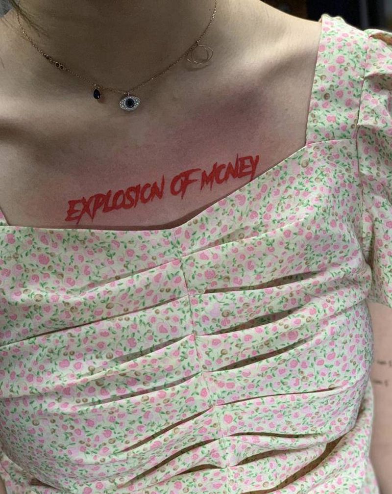 红色字母纹身图片_胸部水墨几何纹身图案