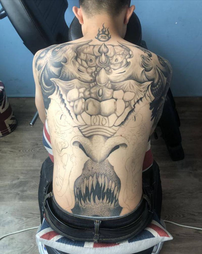 龙威进度纹身图片_背部纹身图案