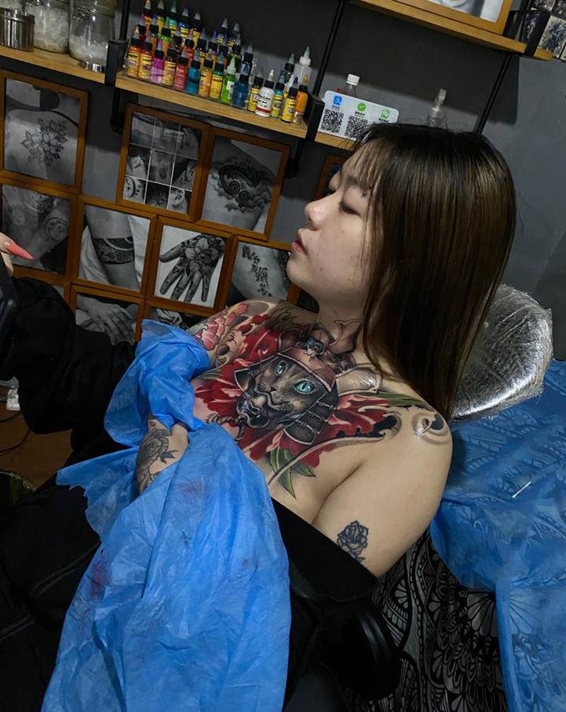 花胸 牡丹花 猫纹身图片_胸部老传统新传统花胸猫荷花纹身图案