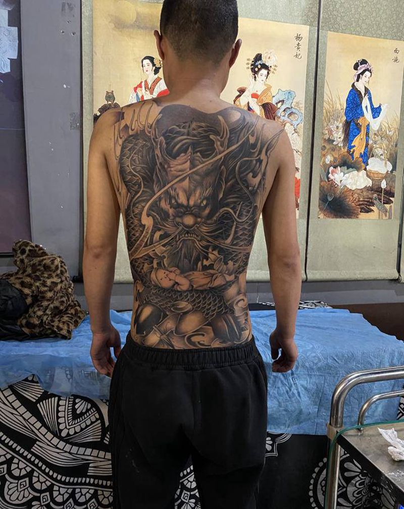 满背麒麟送子纹身图片_背部新传统麒麟纹身图案