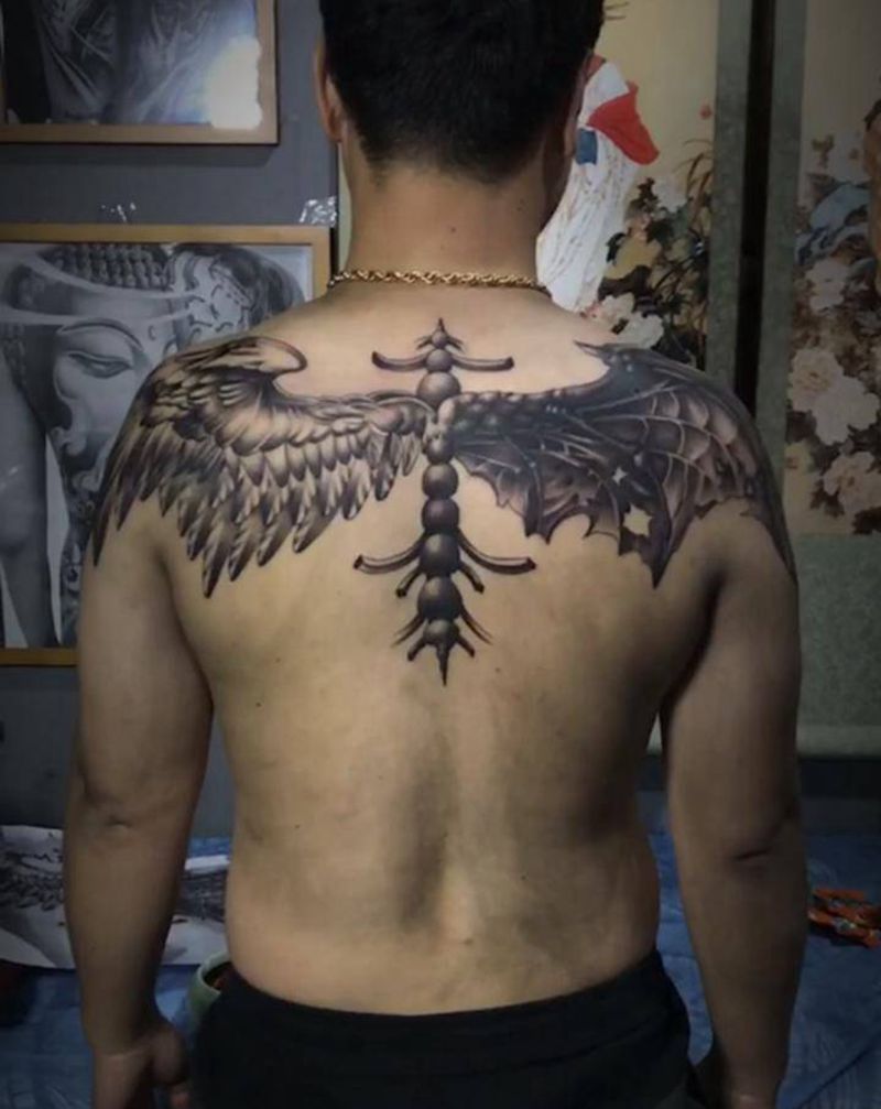 翅膀 天使 恶魔纹身图片_背部欧美写实翅膀天使恶魔纹身图案