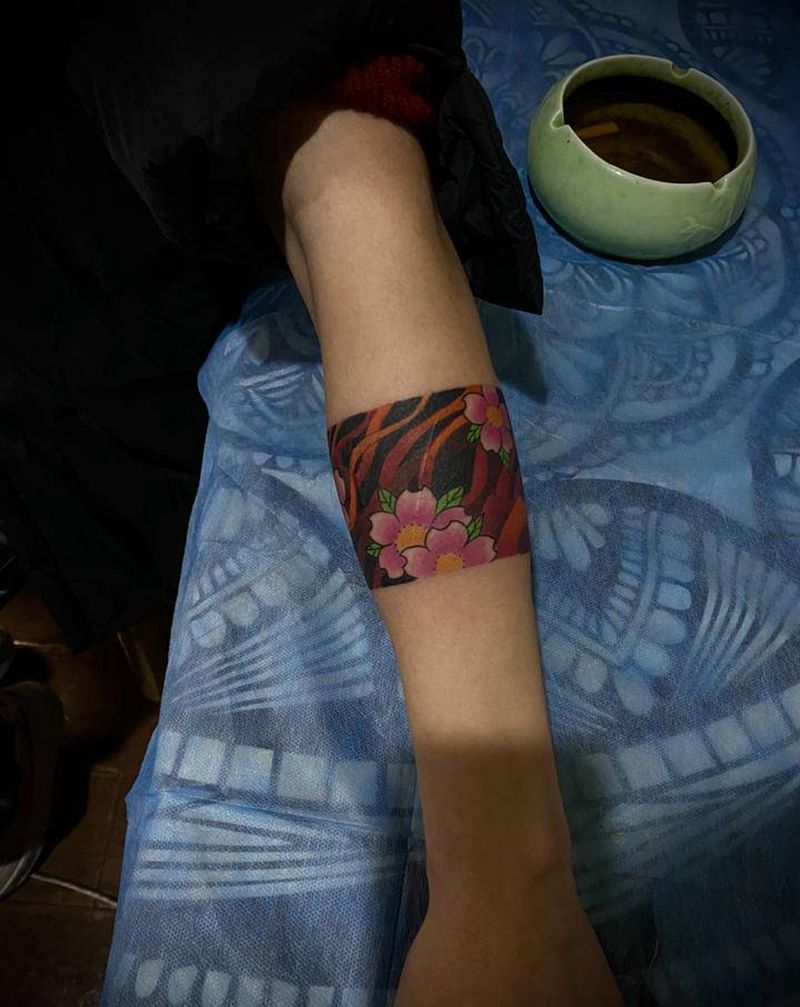 臂环纹身纹身图片_手臂新传统老传统臂环樱花火焰纹身图案