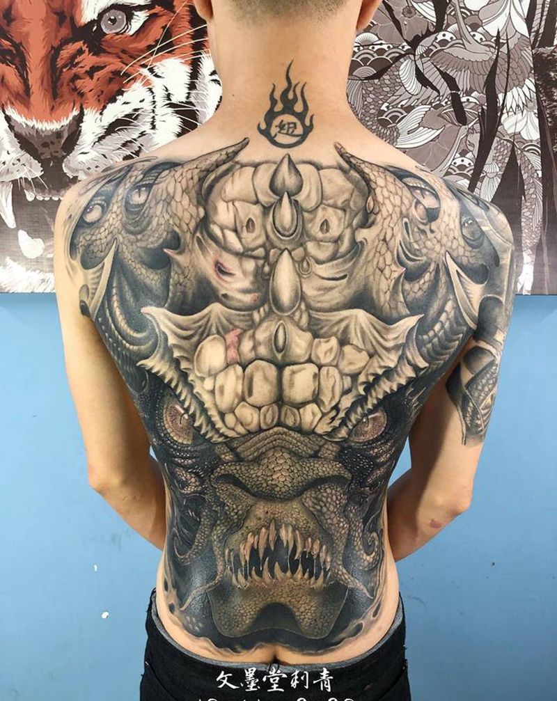 龙威纹身图片_背部欧美写实纹身图案