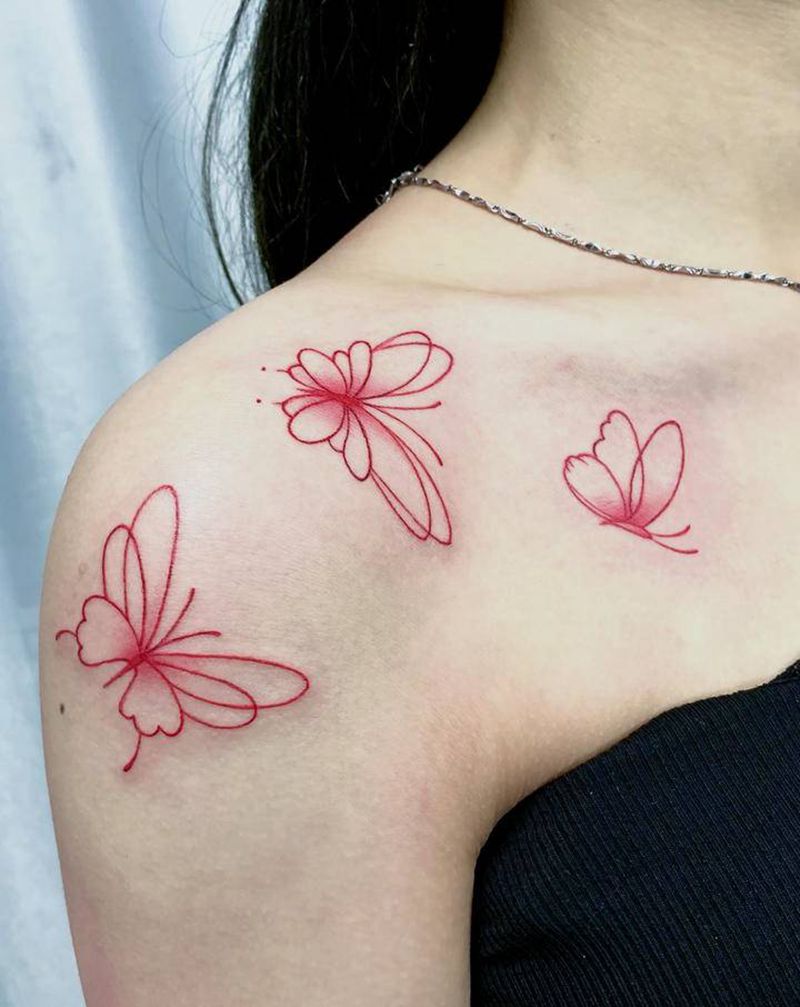 蝴蝶纹身图片_肩部小清新纹身图案