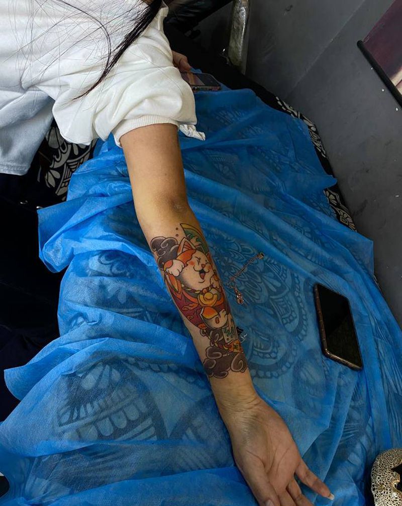 招财猫纹身图片_手臂新传统招财猫纹身图案