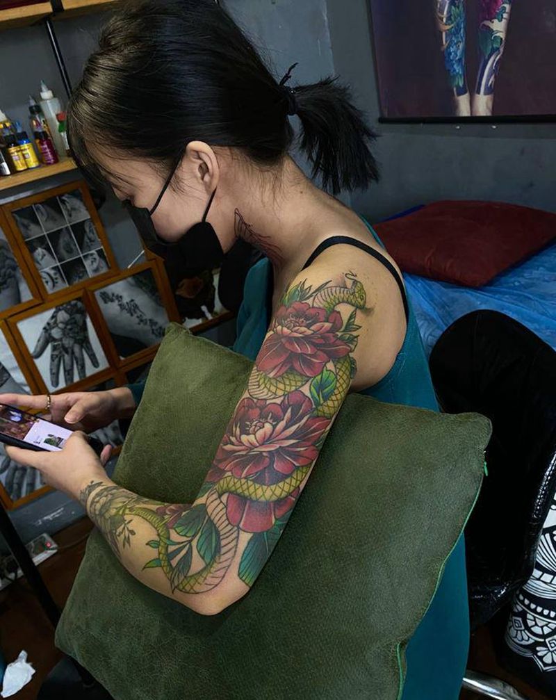 牡丹 色 素花臂环纹身图片_手臂肩部新传统老传统牡丹蛇素花臂环纹身图案