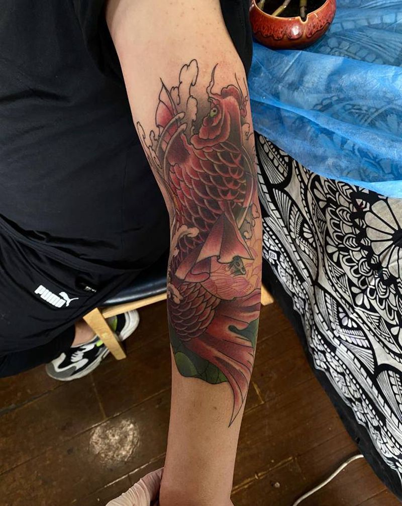招财鲤鱼包小臂纹身图片_手臂老传统新传统鲤鱼荷花纹身图案