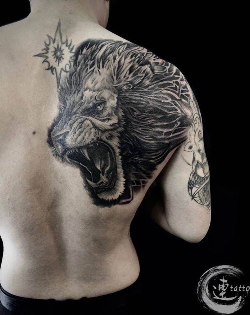 大西几纹身图片_肩部欧美写实纹身图案