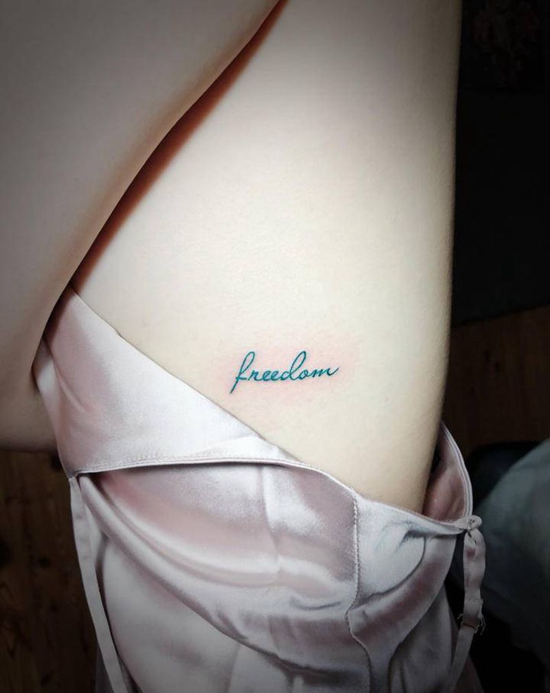 彩色英文纹身图片_腰部胸部花体英文纹身图案