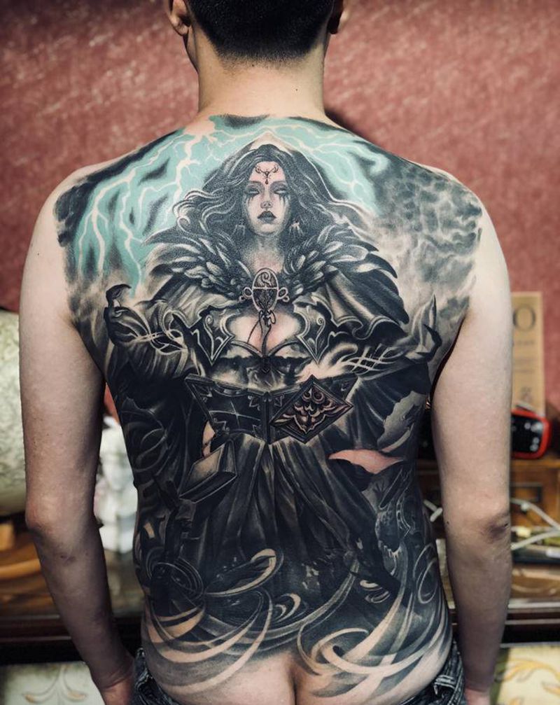 爱学习的巫师未完纹身图片_背部欧美写实纹身图案