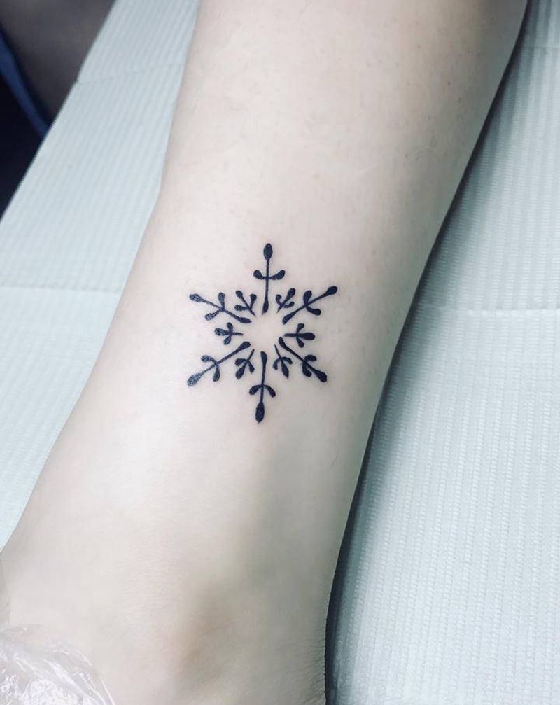 雪花纹身图片_腿部纹身图案