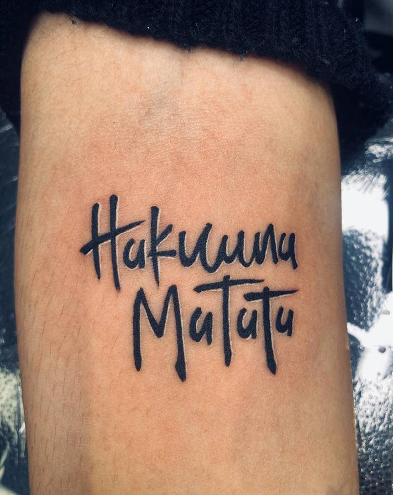 哈库拉玛塔塔纹身图片_手臂花体字纹身图案