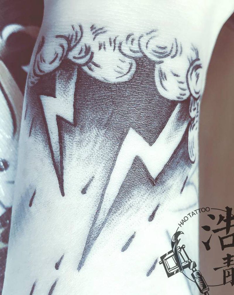 闪电⚡纹身图片_手臂Old School纹身图案