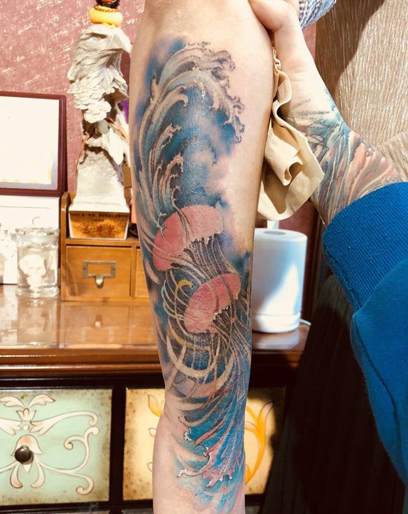 海浪 水母纹身图片_手臂欧美写实水彩纹身图案