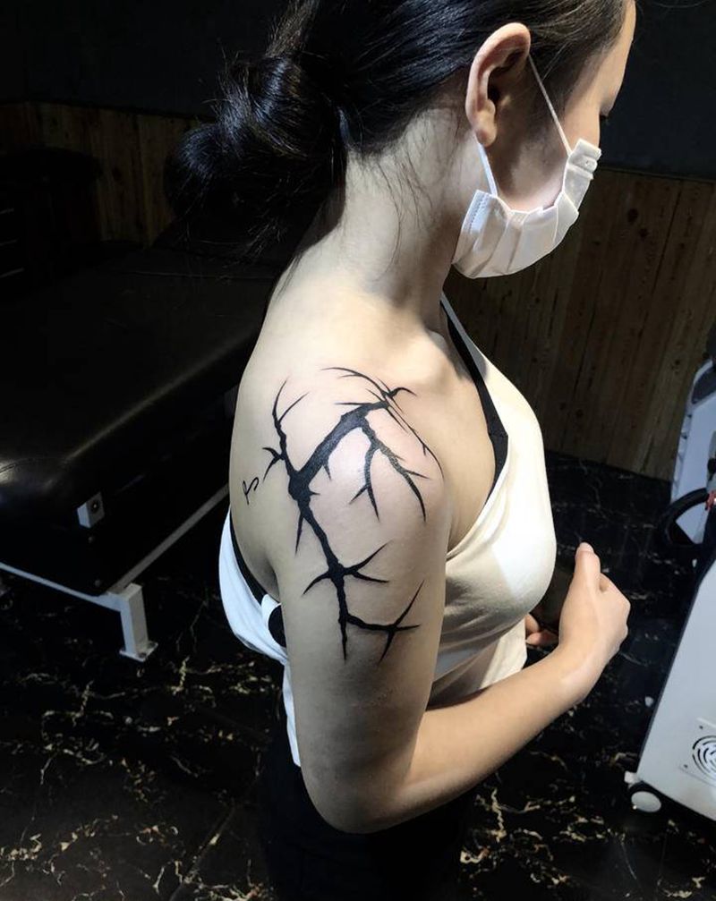 枯树枝纹身纹身图片_背部纹身图案