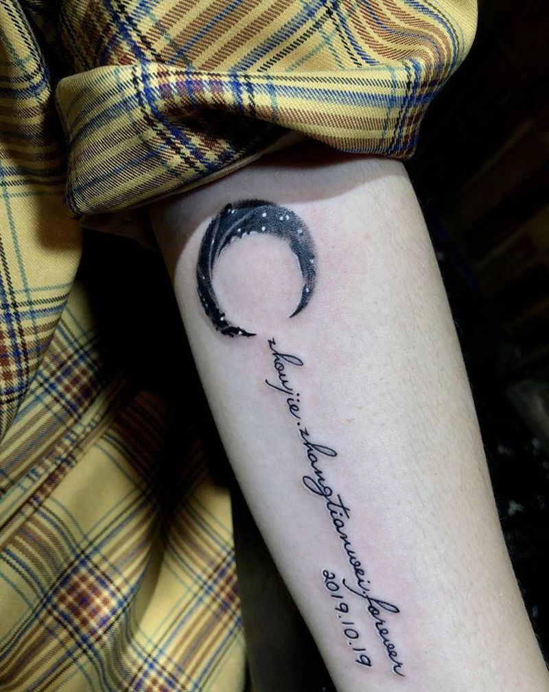 月亮➕花体英文纹身纹身图片_背部手臂水墨纹身图案