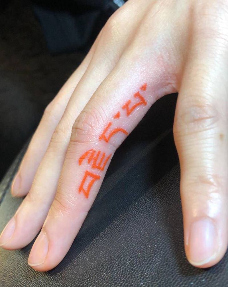 彩色梵文纹身纹身图片_手部纹身图案