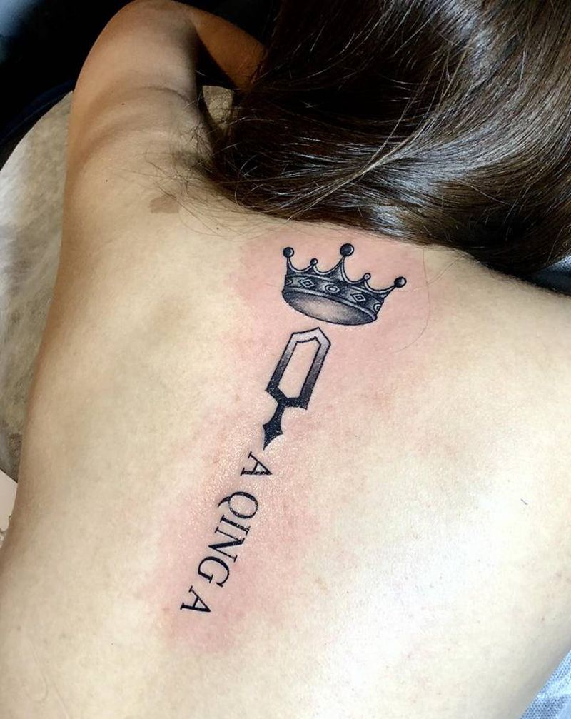 皇冠➕英文纹身图片_背部纹身图案