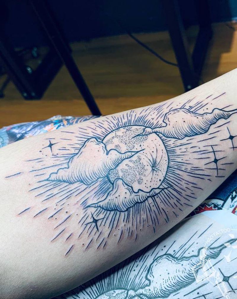 月亮纹身图片_手臂水墨纹身图案