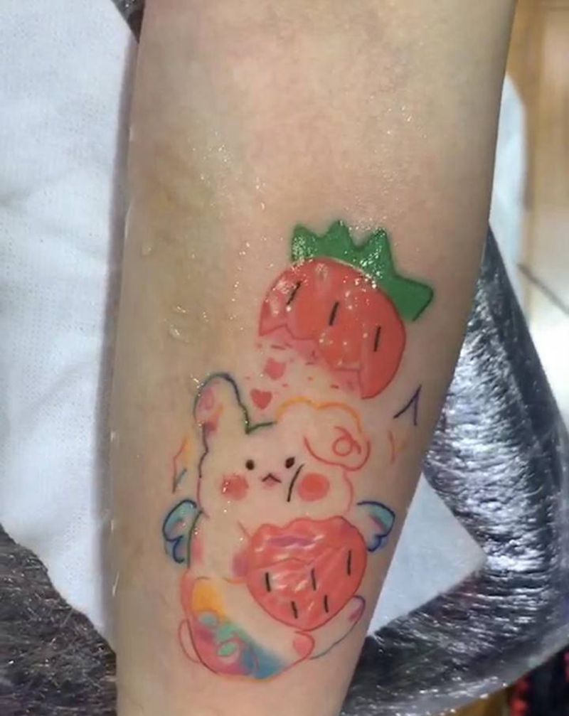 可爱草莓兔子纹身图片_手臂水彩纹身图案