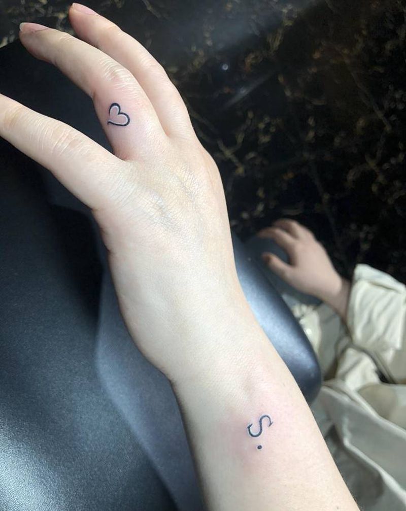 小清新字母纹身图片_手部胸部小清新纹身图案
