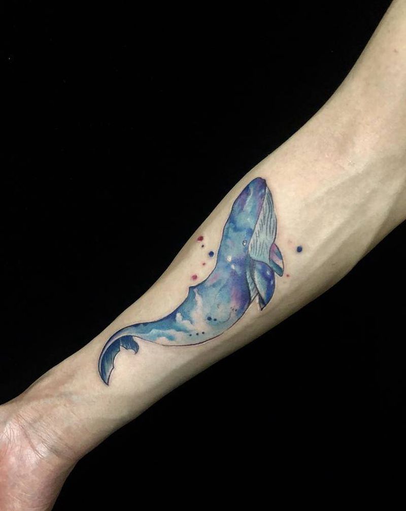 小臂彩色晕染蓝鲸纹身纹身图片_手臂肩部水墨水彩纹身图案