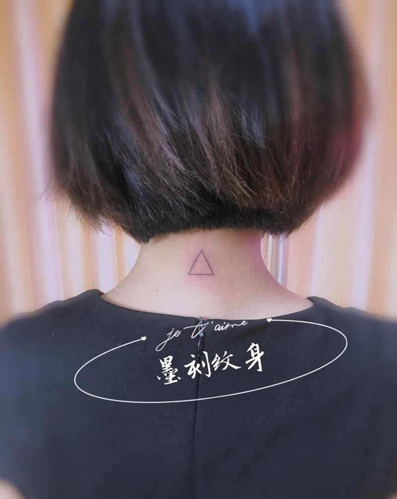 三角形纹身图片_颈部几何纹身图案