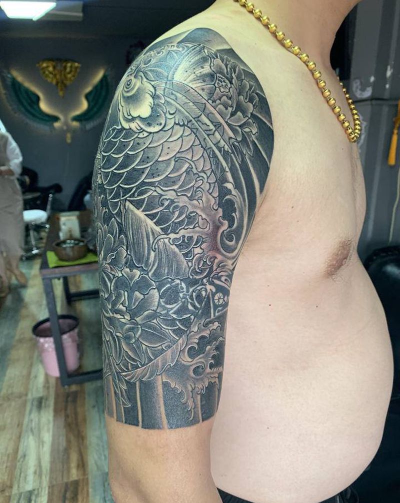 大臂锦鲤黑灰纹身图片_手臂纹身图案