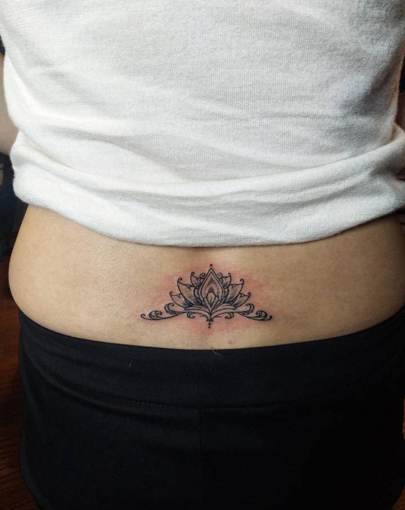 莲花纹身图片_腰部点刺几何纹身图案