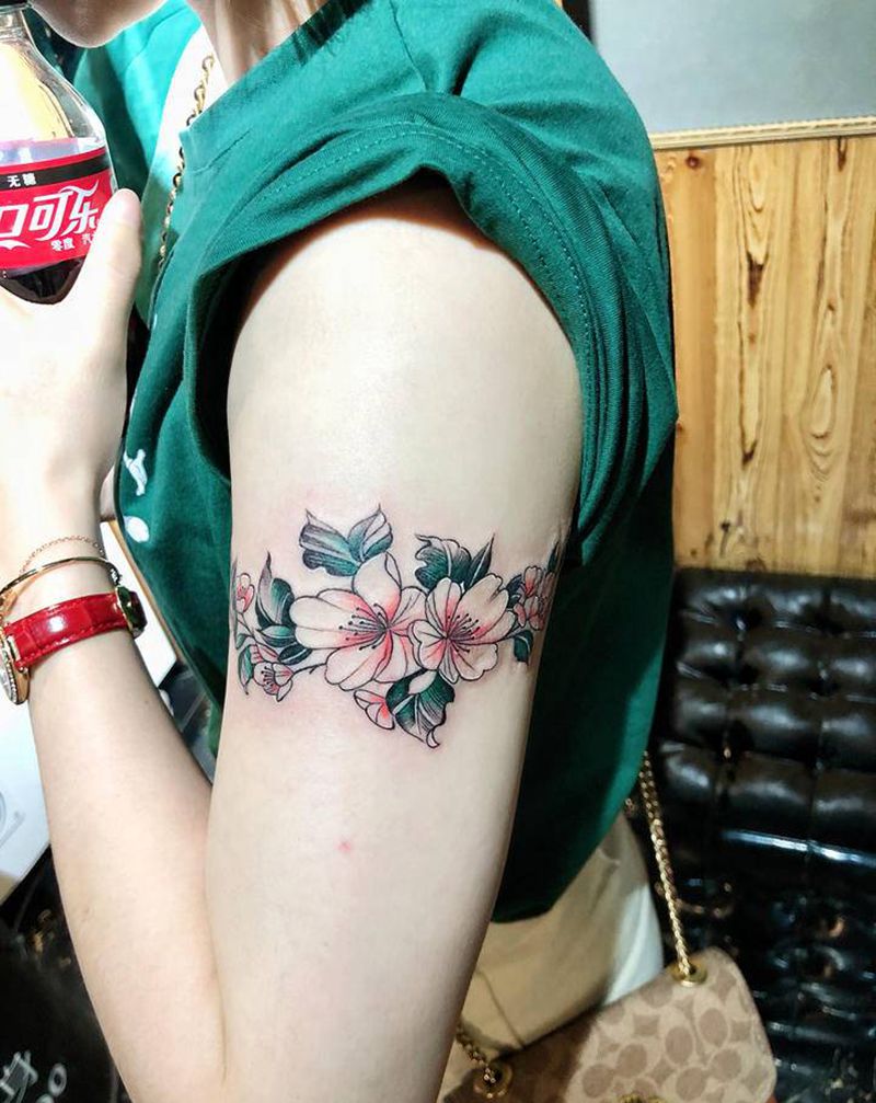 大臂素花纹身纹身图片_手臂腿部水彩纹身图案