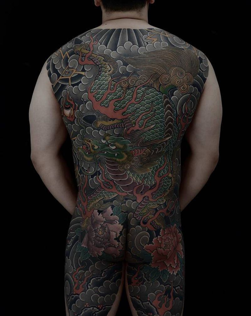 日式满背麒麟纹身图片_老传统纹身图案
