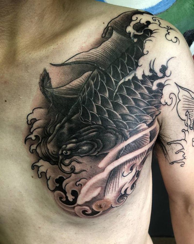 半胛鲤鱼遮盖纹身图片_胸部新传统纹身图案