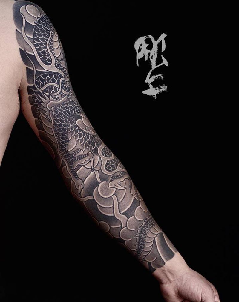 黑灰手臂，龙纹身图片_手臂背部老传统新传统纹身图案