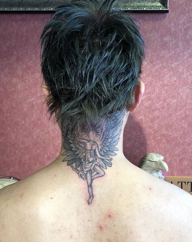 天使纹身图片_颈部点刺纹身图案