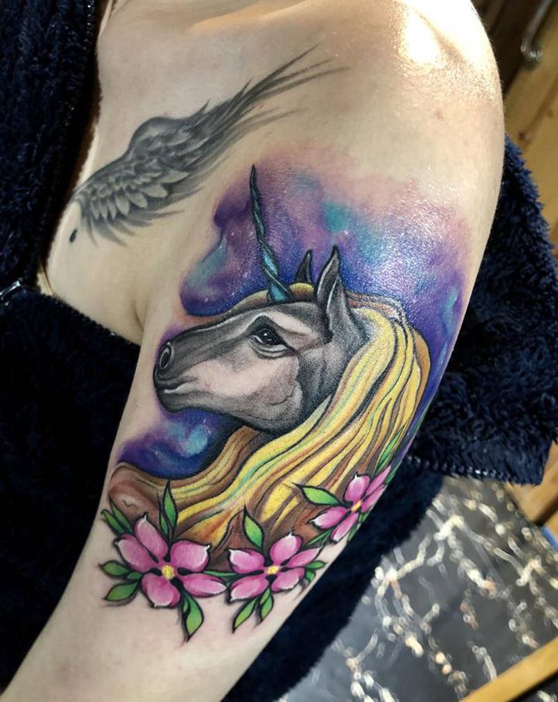 独角兽纹身图片_手臂背部水彩New School纹身图案