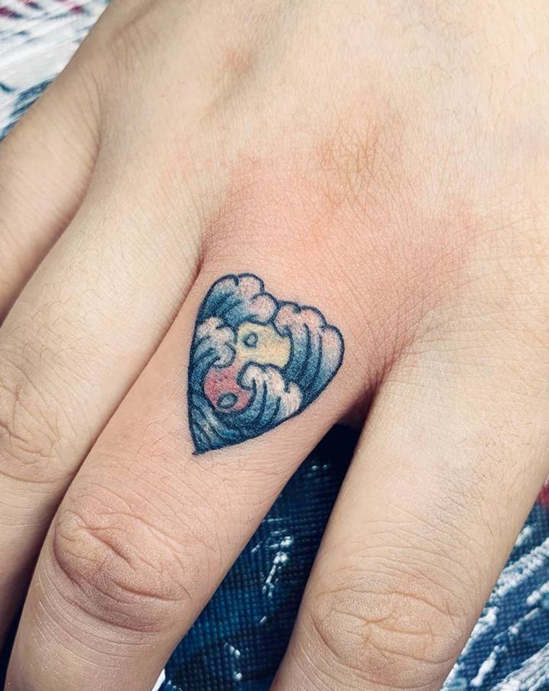 手指遮盖纹身图片_手部水彩纹身图案