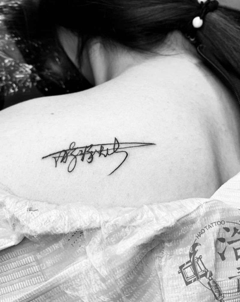 名字纹身图片_背部花体字纹身图案